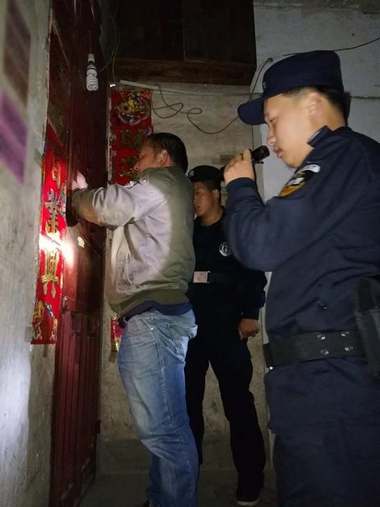 郴州粗心妈妈误将幼女锁家中 民警全城寻开锁师傅开门